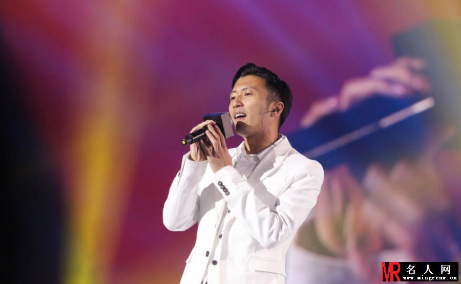 谢霆锋白衣献唱金曲 观众尖叫王菲名字(1)