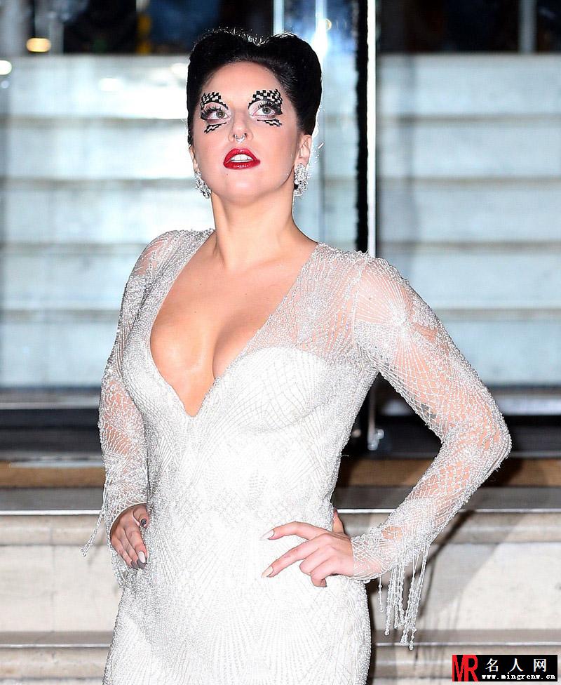 Lady Gaga爆乳出境 奇葩妆容成功博眼球(1)