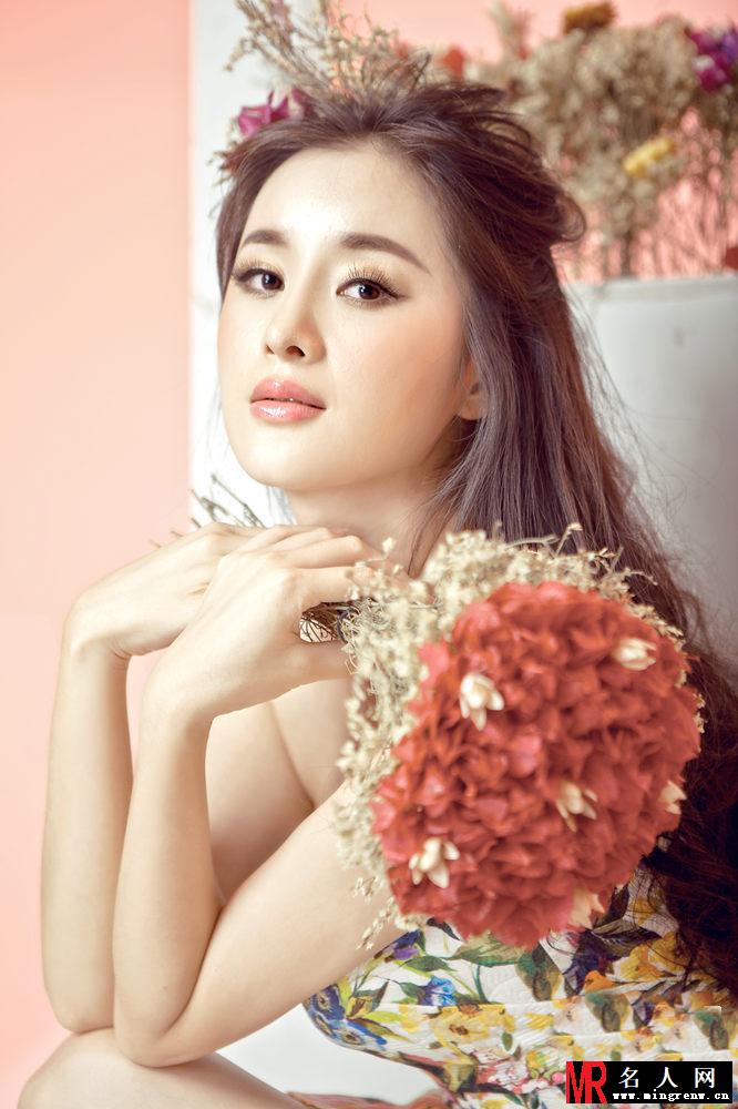 郑媛元花样写真 抹胸花裙展曼妙身姿(1)
