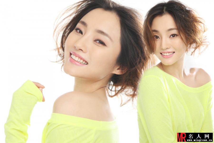 刘芊含甜美写真 香肩微露小秀性感(1)