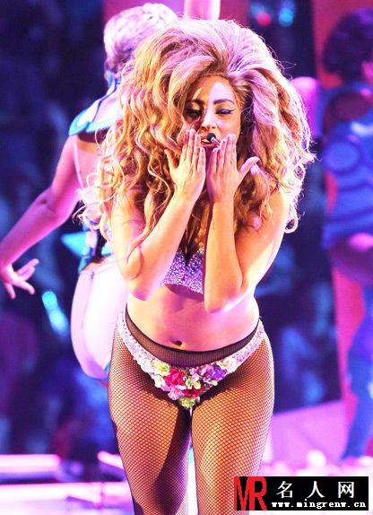 Lady Gaga演唱会上演脱衣秀 臃肿身形不堪入目(1)