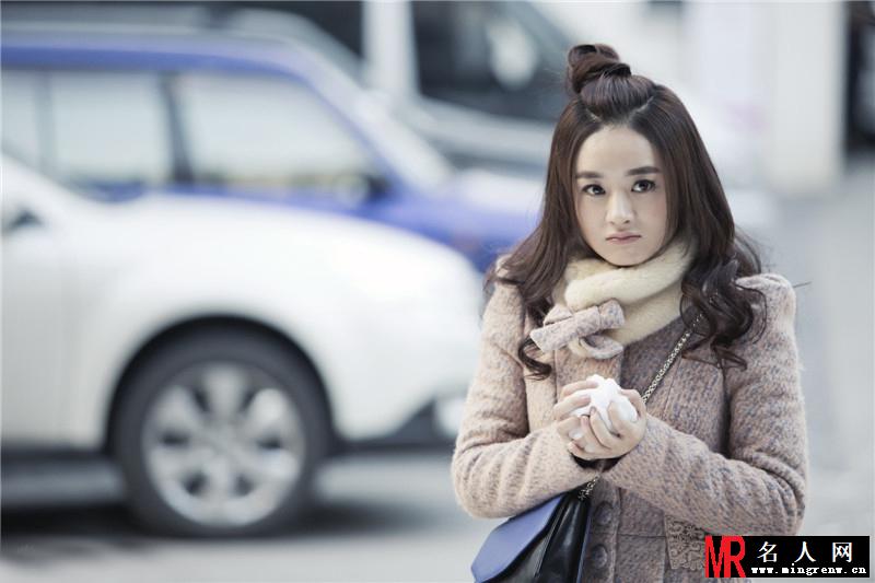 杉杉来了曝赵丽颖剧照 变身呆萌小吃货(1)