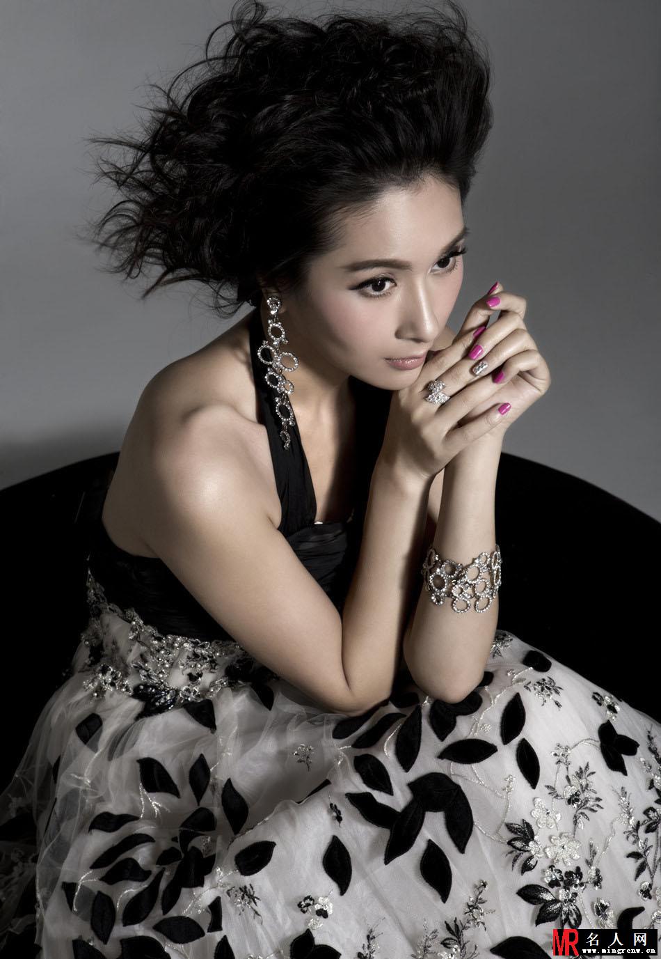 杨恭如风情写真 优雅气质显高贵(1)