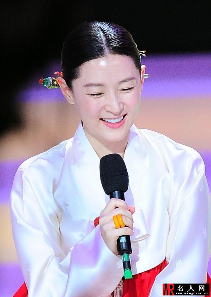 李英爱10年后再扮大长今 唯美亮相惊艳全场(1)