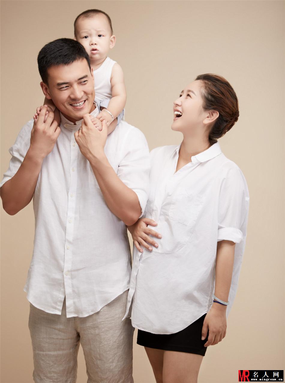 何洁挺孕肚拍全家福全家福 温馨和谐(1)