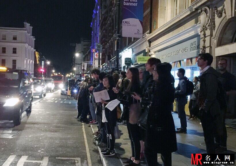 黄子韬电光蓝现身时装周 展不羁态度(1)