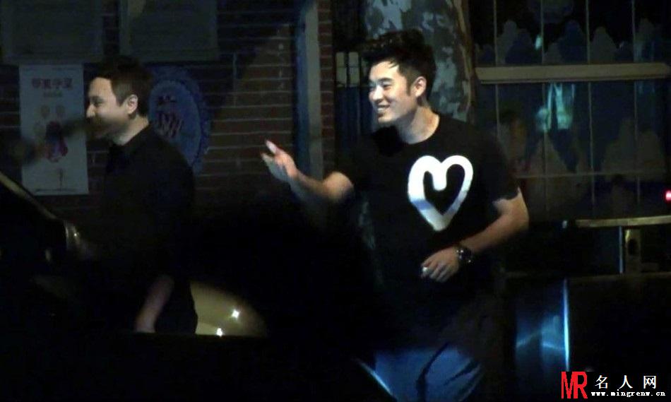 陈赫走出婚变阴影夜会友人 当街送飞吻(1)