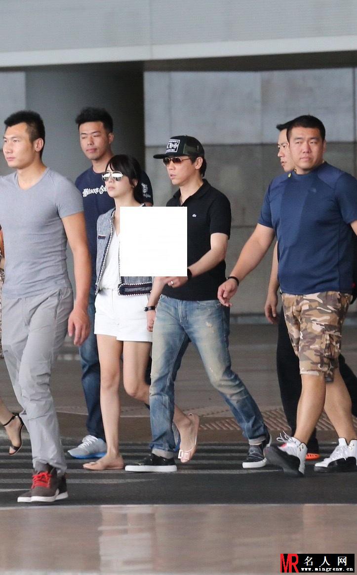 陶喆风波后首度现身机场 与妻子十指相扣(1)