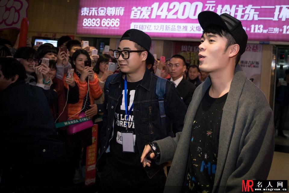 张一白携陈赫来福州宣传《匆匆那年》现场玩自拍(1)