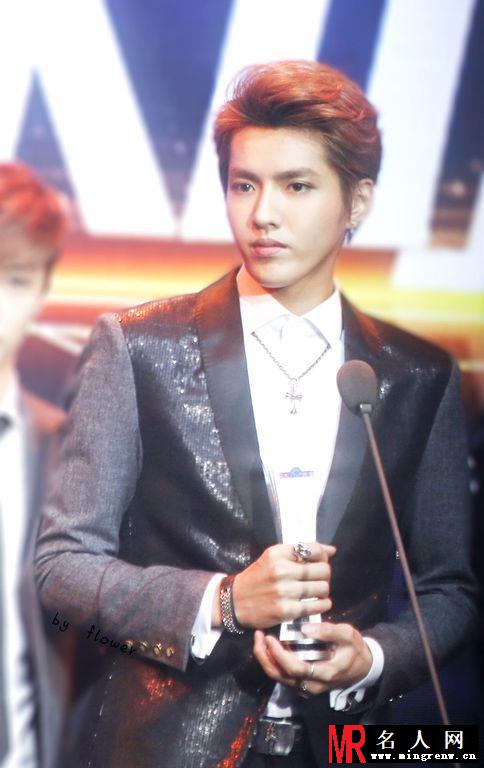 吴亦凡2013年百度沸点获奖 手持奖杯帅气发表获奖感言(1)