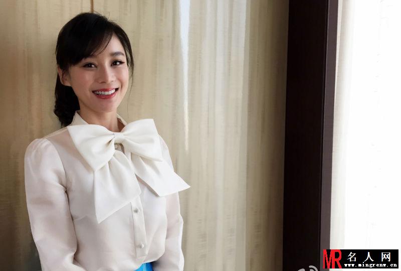 袁姗姗私服小搭 蝴蝶结清纯出镜笑容明媚(1)