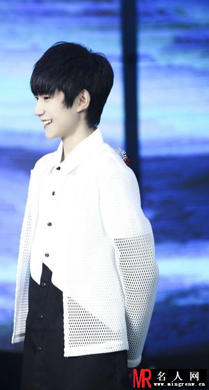 TFBOYS王源衬衫写真 卖萌耍帅都惹人爱(1)