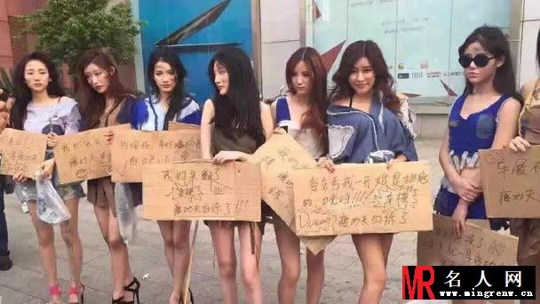 美女性感车模成乞丐 街头抗议取消车模(1)