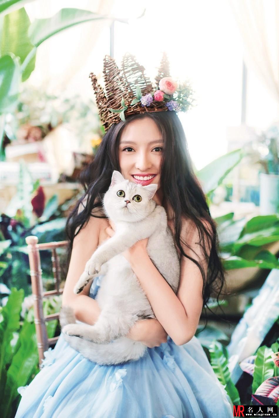 潘辰美艳写真 抱猫咪置身花丛(1)