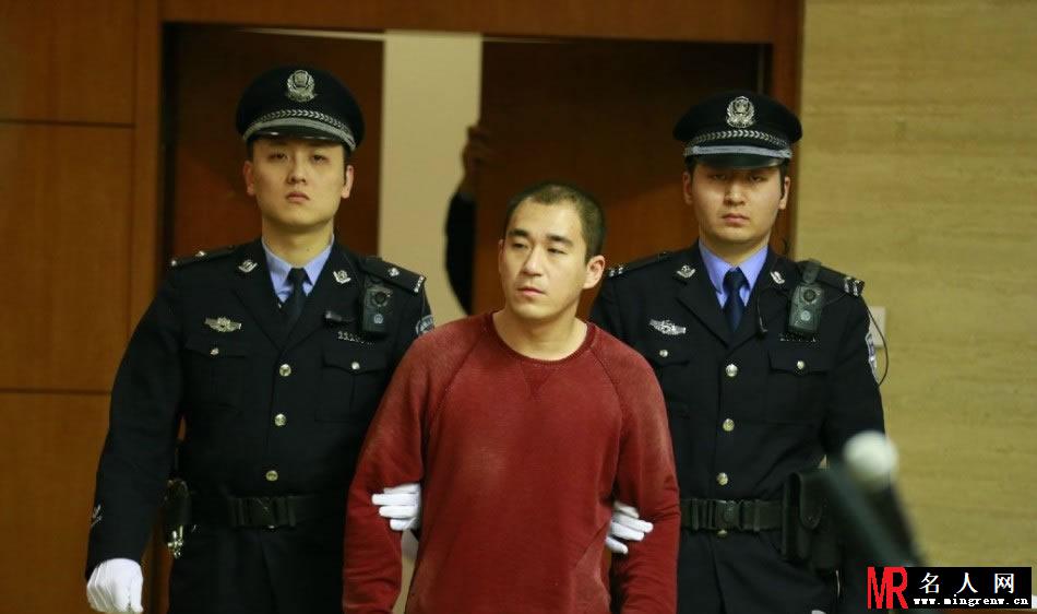 张默庭审照片曝光 红衣现身表情不屑(1)