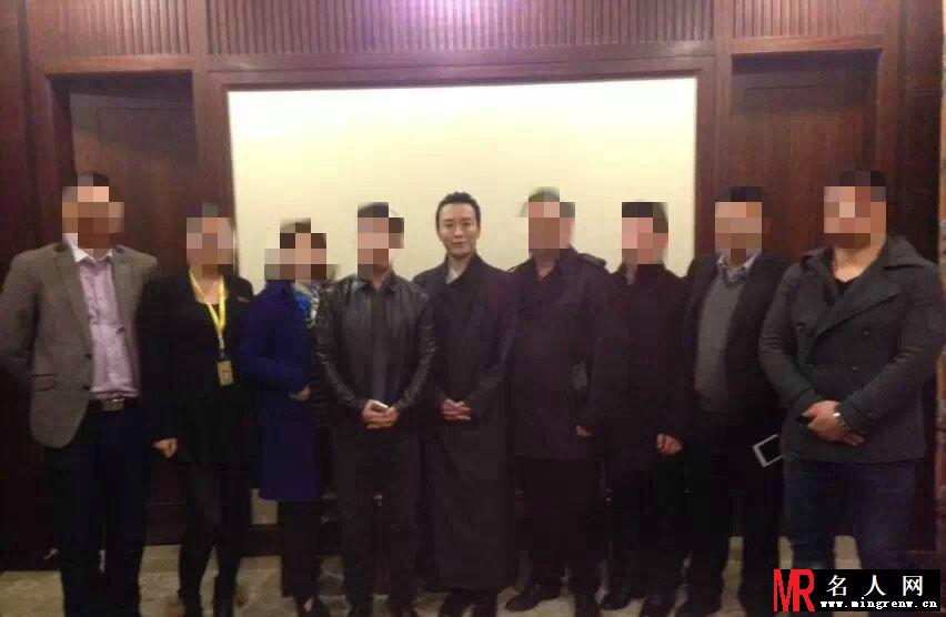 李玉刚皈依佛门 双手合十写真曝光(1)