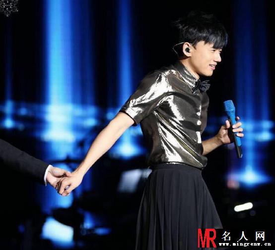 张杰透视裙秀美腿 演唱会现场尖叫不断(1)