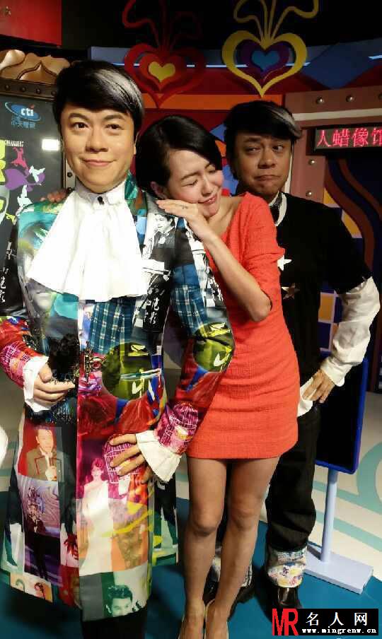 小S与自己蜡像合影 自挖鼻孔雷翻网友(1)