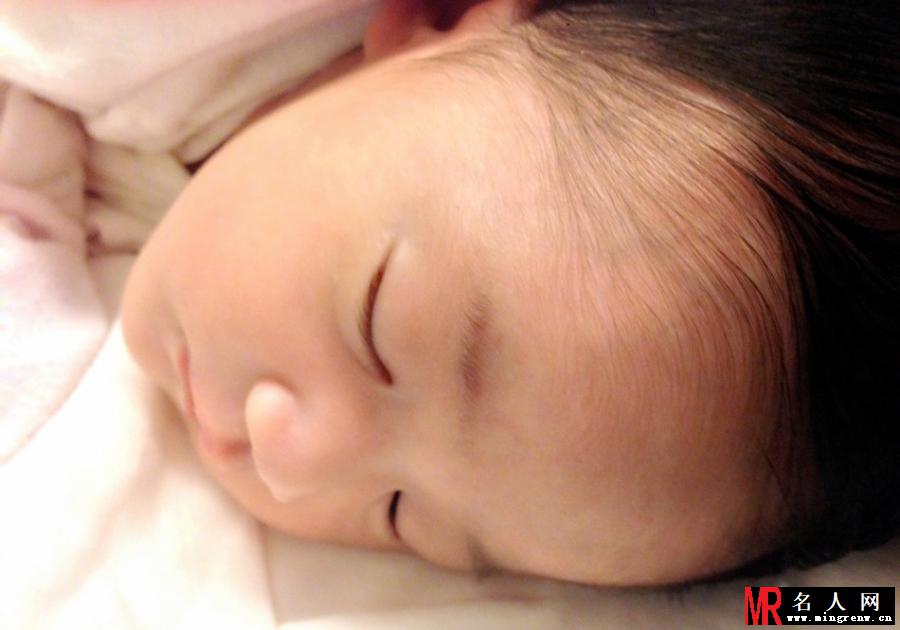 陈晓东微博晒萌女娃 温馨甜蜜全家福(1)