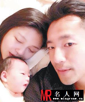 汪小菲微博晒全家福 大S甜蜜亲吻女儿(1)