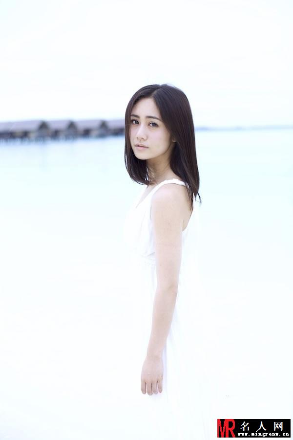 刘云夏日写真曝光 白色长裙清新淡雅(1)