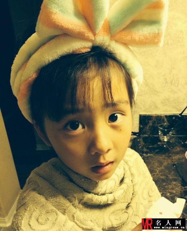 黄磊女儿多多生活照曝光 大眼睛激萌(1)