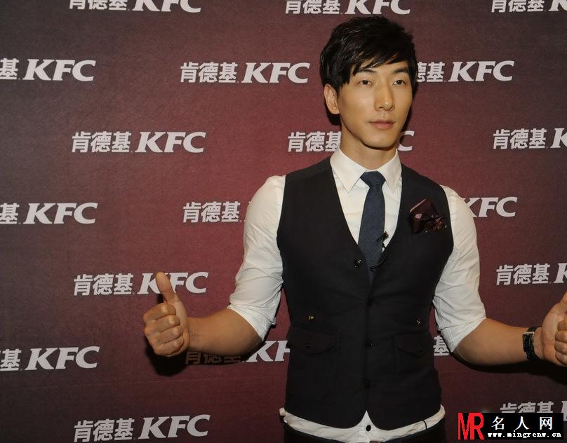 张亮亮相粉丝见面会 国民男神变身贴心暖男(1)