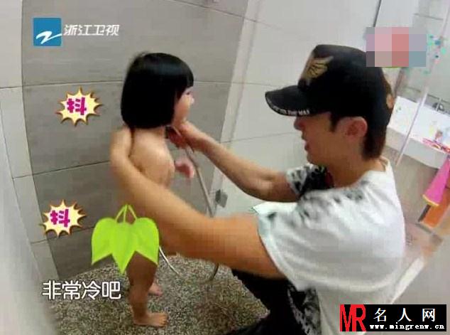 爸爸回来了开播 贾乃亮半裸秀爱女(1)