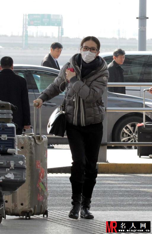 刘诗诗素颜照曝光 戴口罩睡眼惺忪(1)