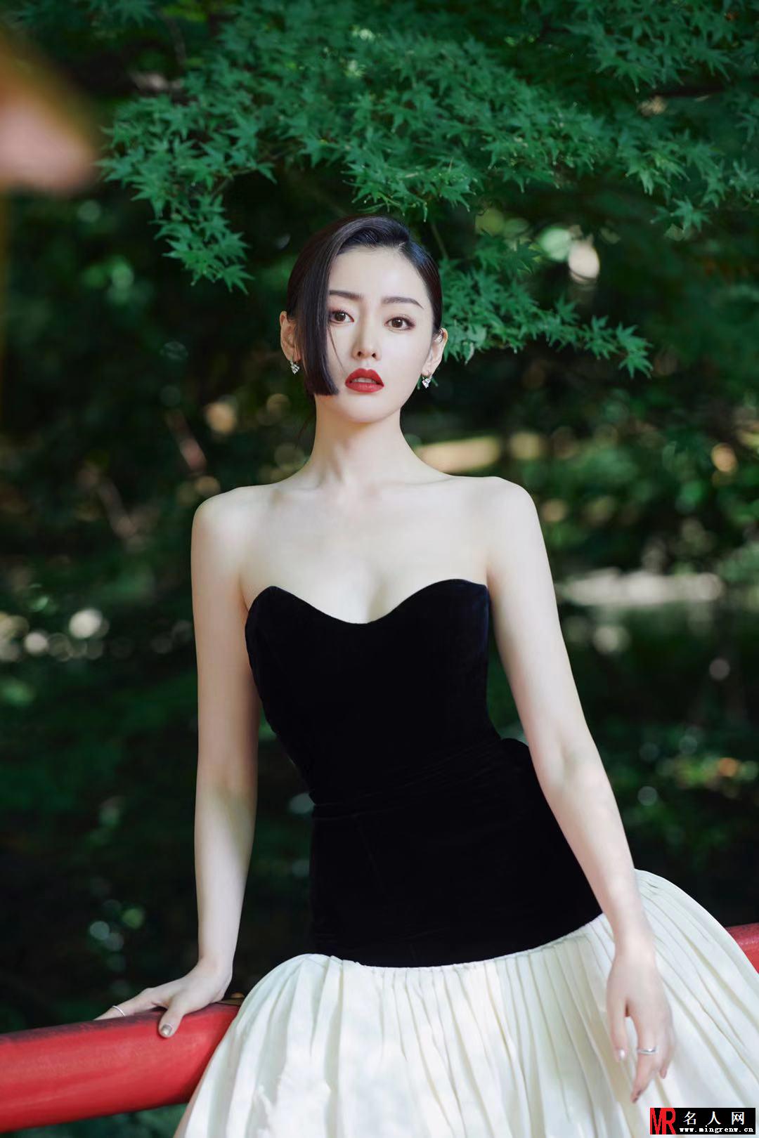 张天爱亮相东京电影节 抹胸长裙气质典雅(1)