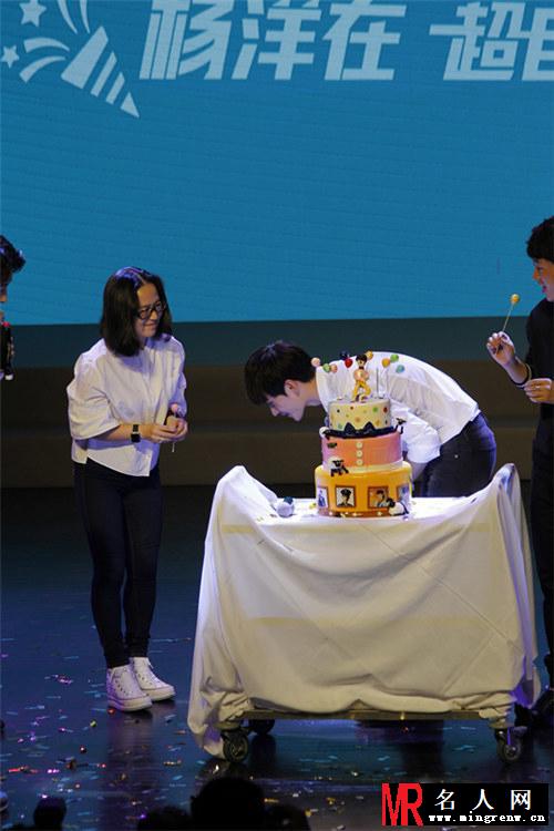 杨洋或将加盟《一年级》上戏过24岁生日(1)