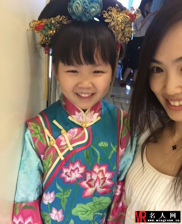 爸爸3穿越变清宫剧 胡军女儿反串轩轩穿龙袍(1)