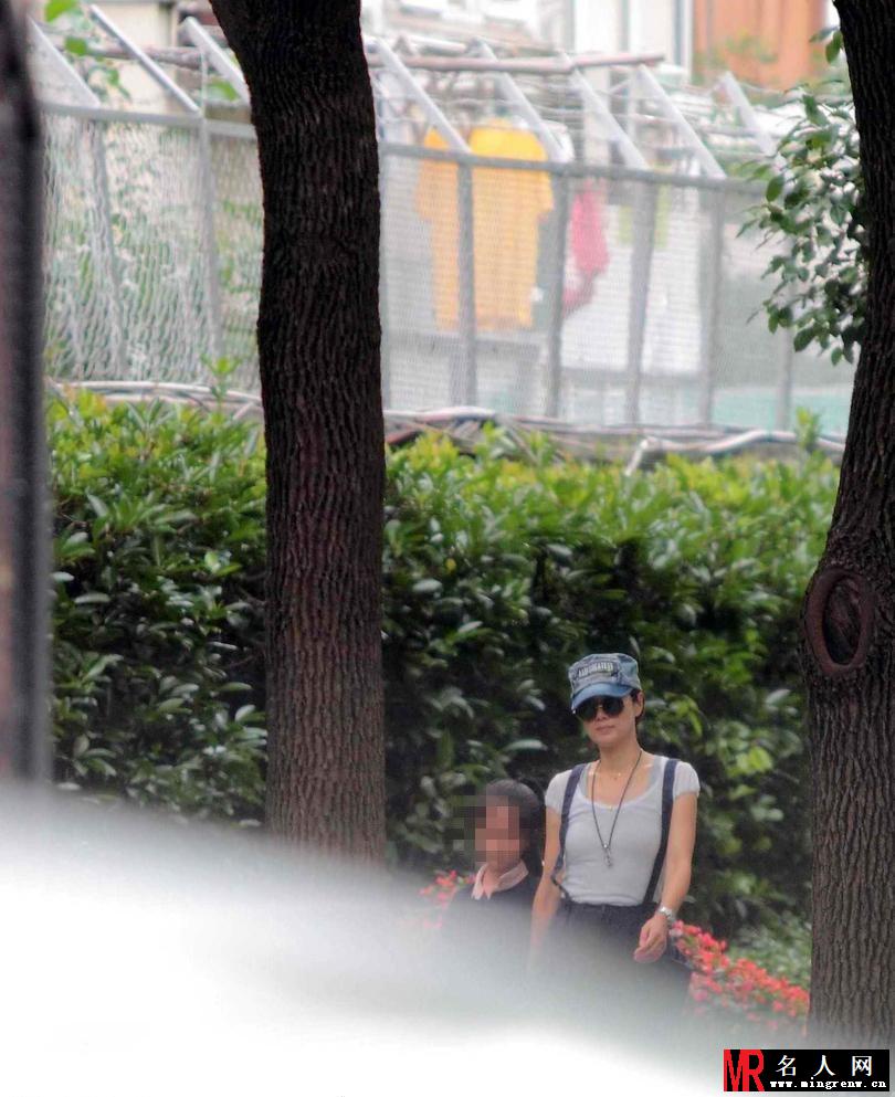 马伊琍轻装上阵与好友低调逛街露美腿(1)