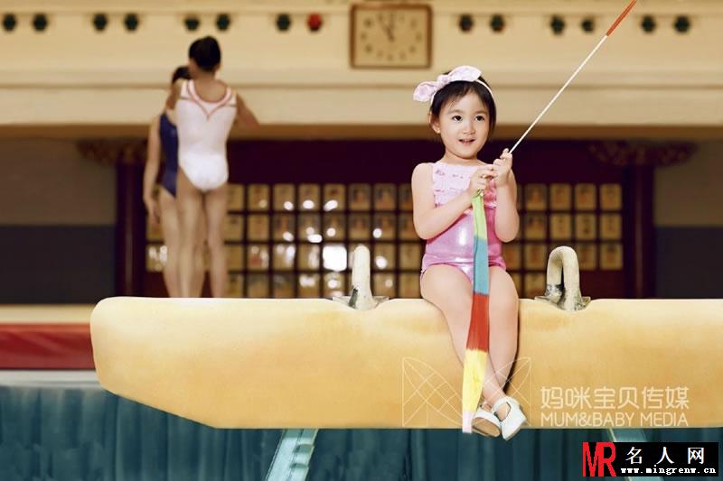 李小鹏曝父女大片 女儿奥莉体操服玩单杠(1)