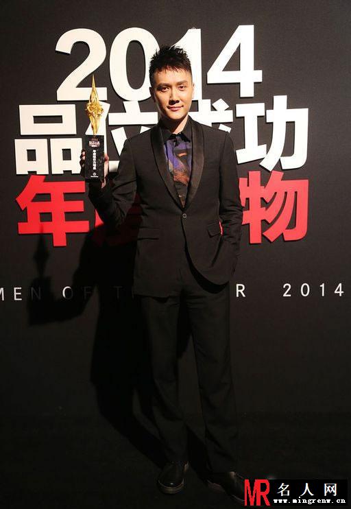 2014年芭莎男士盛典举办众星出席 冯绍峰帅黑色西装亮相气(1)