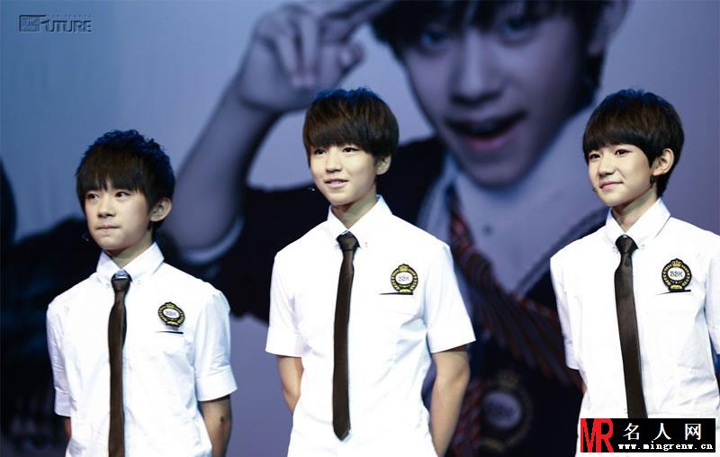 TFBOYS步步高家教机重庆见面会 易烊千玺大展书法(1)