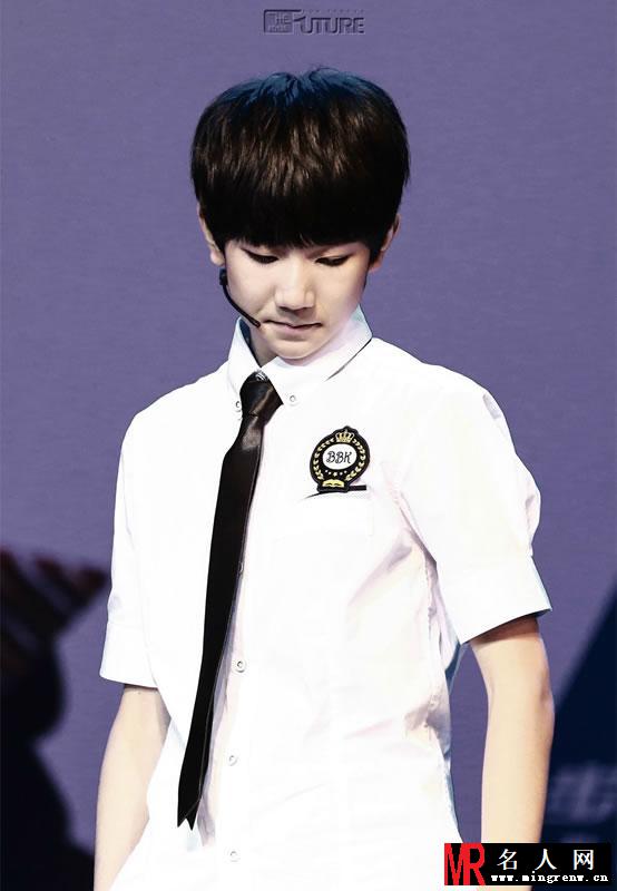 TFBOYS步步高家教机重庆见面会 易烊千玺大展书法(1)