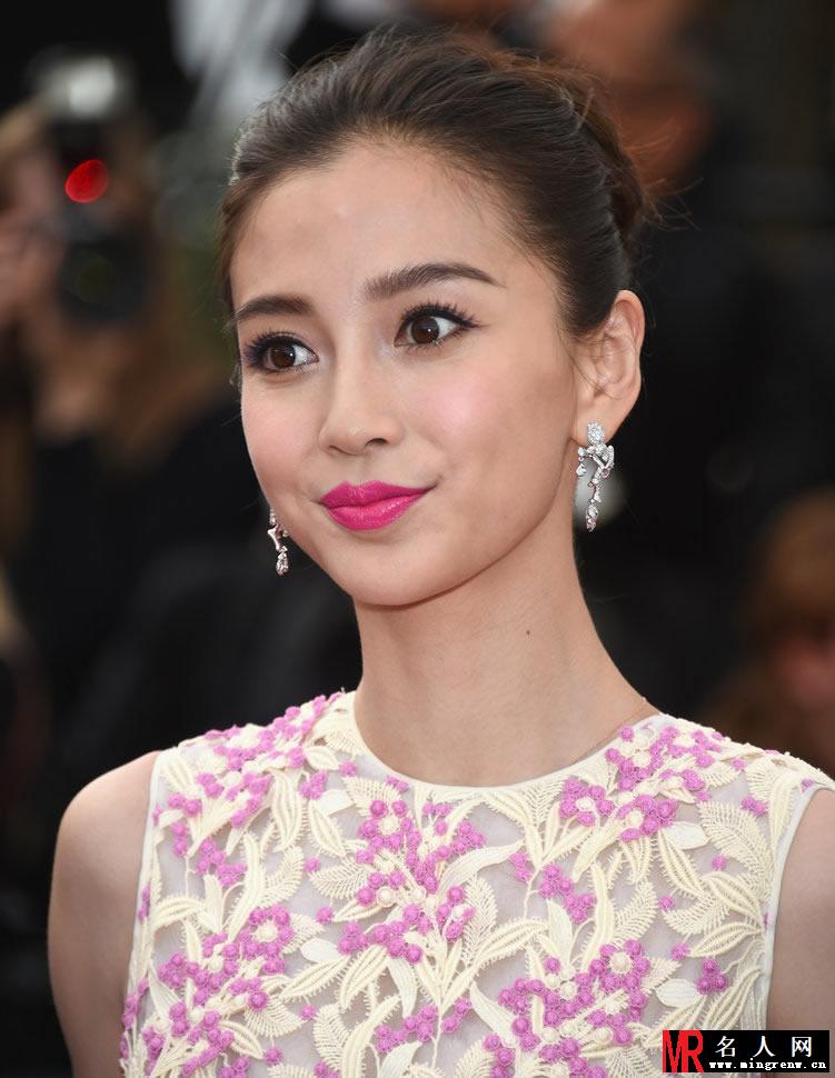 Angelababy性感桃红花裙亮相戛纳红毯 性感甜美大方优雅(1)