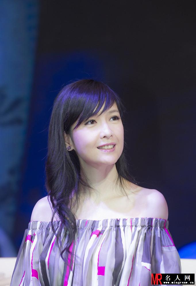 周慧敏花裙现身捞金 不老女神引围观(1)