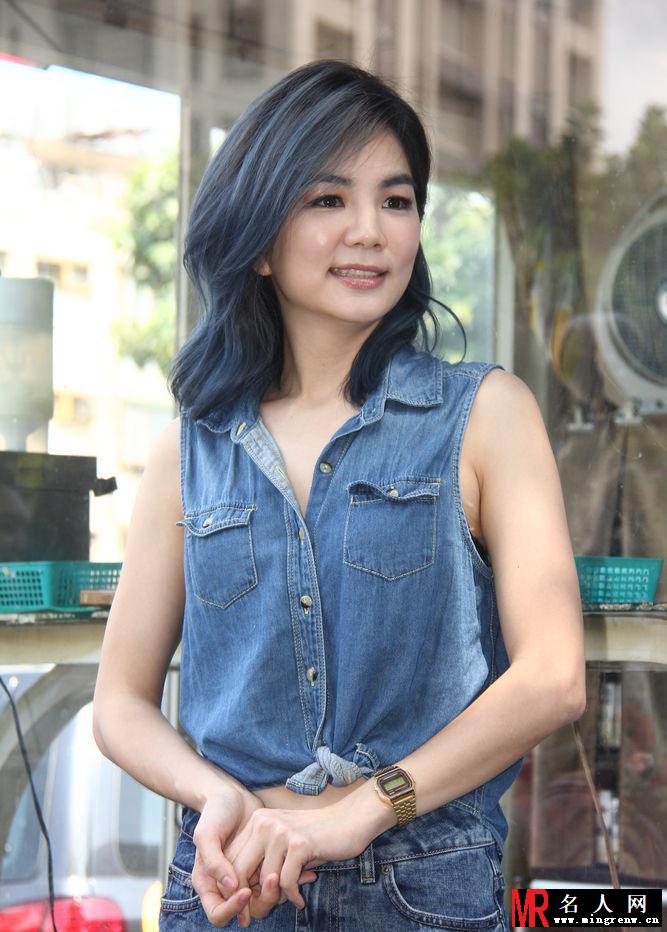 ELLA变身槟榔西施 穿牛仔热裤秀美腿(1)