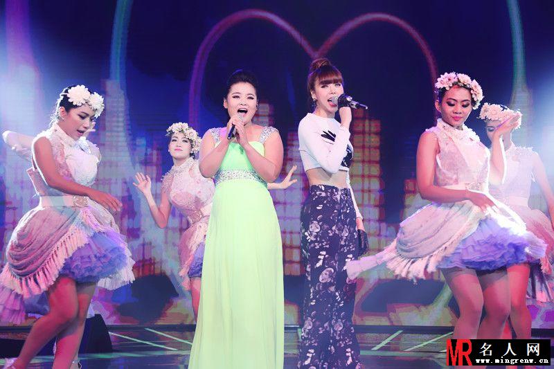玉米妹张倩云激情放歌 优雅现身惊艳全场(1)