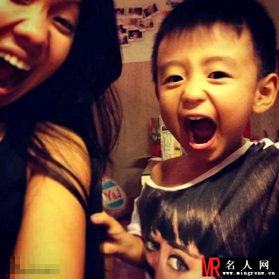 张柏芝与儿子享受美食 拿洋葱搞怪自拍(1)