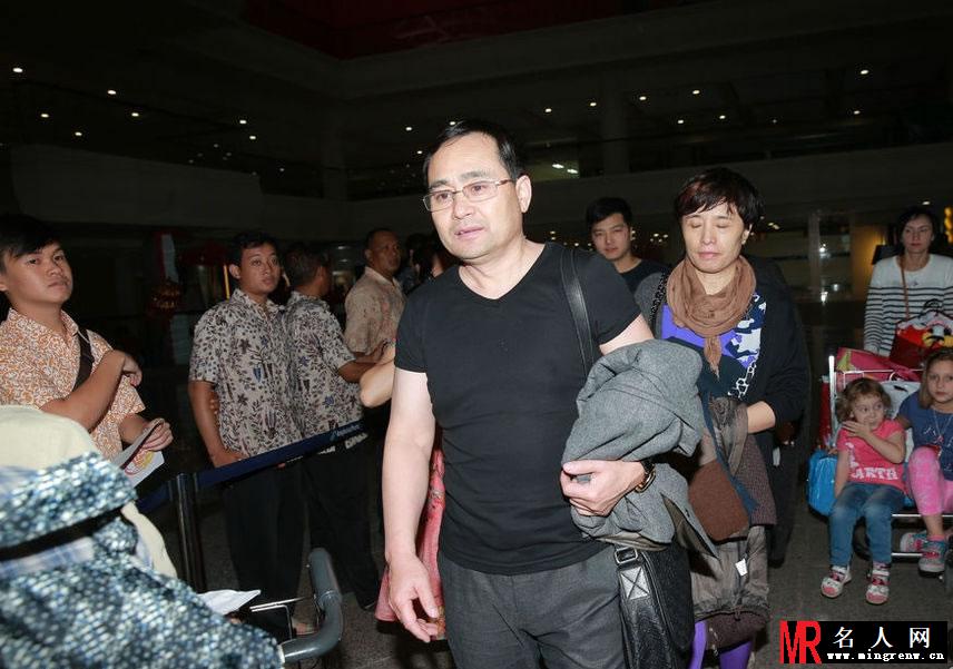 杨幂父母曝光 现身巴厘岛机场受追逐(1)