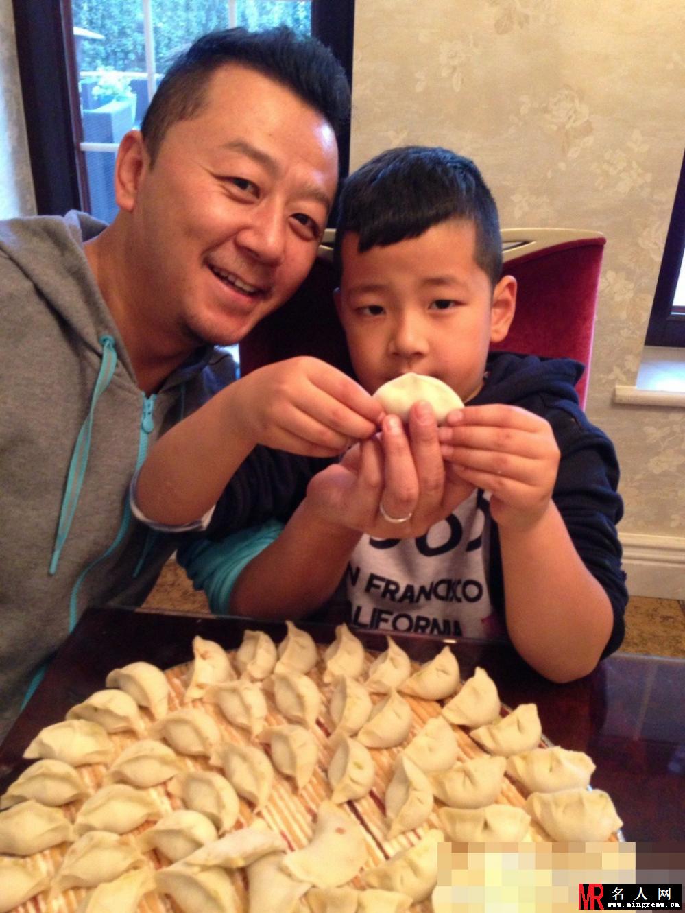 郭涛李湘两家聚会包饺子 石头王诗龄有爱互动(1)