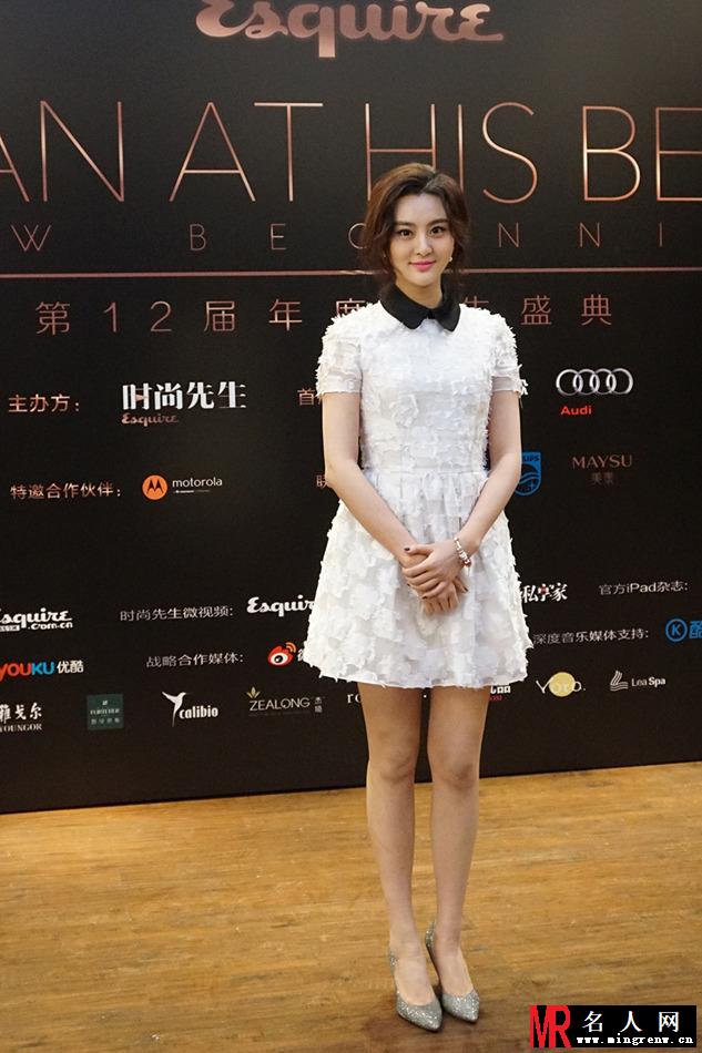 甘露剪花短裙亮相时尚盛典 造型青春俏皮(1)