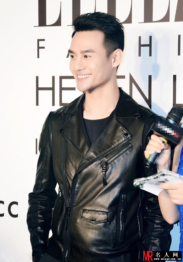 王凯高光亮相时尚秀 人气十足成瞩目焦点(1)