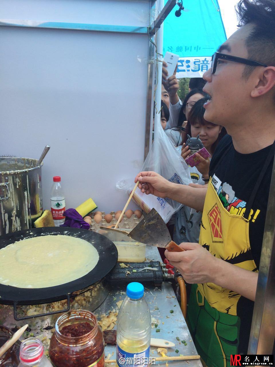 《煎饼侠》大鹏携柳岩上街卖煎饼(1)