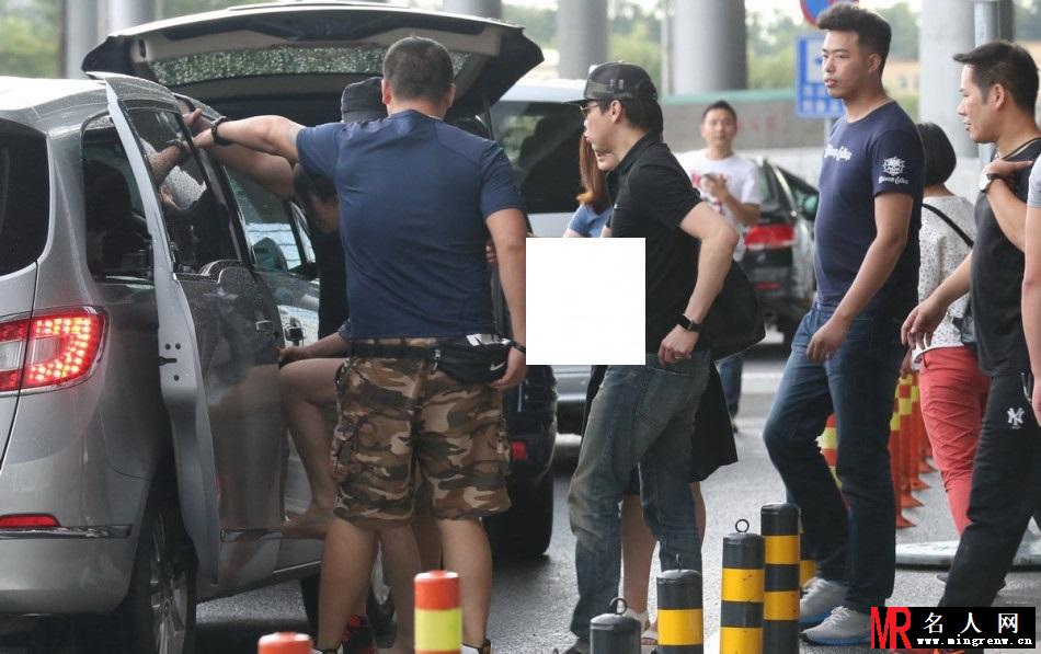 陶喆风波后首度现身机场 与妻子十指相扣(1)