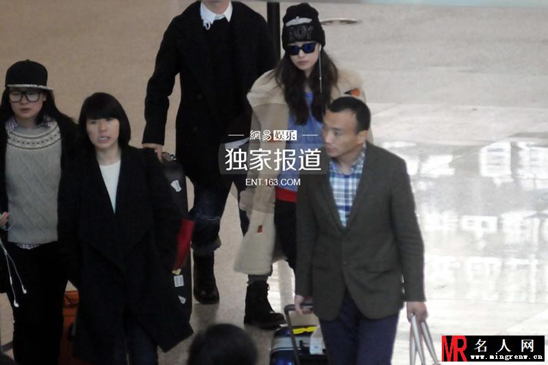 倪妮机场被偷拍大汇总 跟可爱婴儿卖萌互动(1)