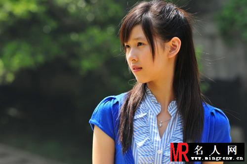 奶茶妹妹章泽天昔日室外清纯甜美写真照(1)